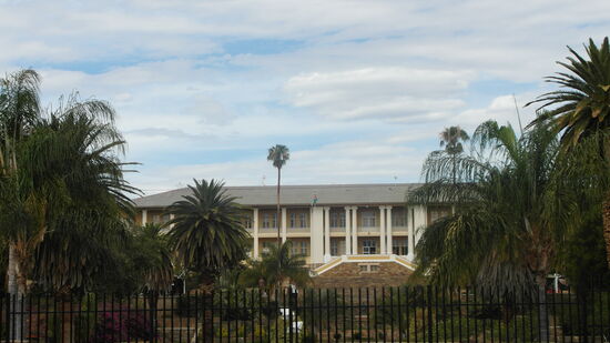 Das Parlamentsgebäude (ehemals Tränenpalast) des  Staates Namibia. Namibia ist seit der Unabhängigkeit eine Republik und soll laut dem good governance index  über dem afrikanischen Durchschnitt liegen.