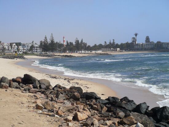 Der Atlantik begrüßt uns mit einer frischen Brise und Sonnenschein.