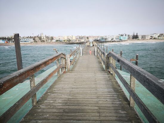 Der Jetty wurde 1905 ursprünglich als Landungsbrücke und Schiffsanleger mit Bahngleisen und Kränen gebaut. Die Brücke reicht 275 Meter ins Meer. Jedoch erwies sich das Ganze als nicht sehr praktikabel, auch auf Grund der Witterungsbedingungen, sodass die Brücke seit 2006 touristisch genutzt wird, auf der sich an der Spitze das Restaurant Jetty befindet, von dem sich dem Gast ein wunderschöner Blick auf das Land und den Ozean bietet.