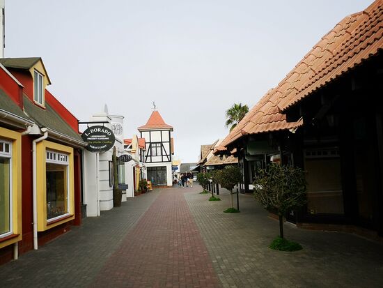 Shopping Mall mit vielen kleinen Läden und rechts das deutsche Brauhaus.