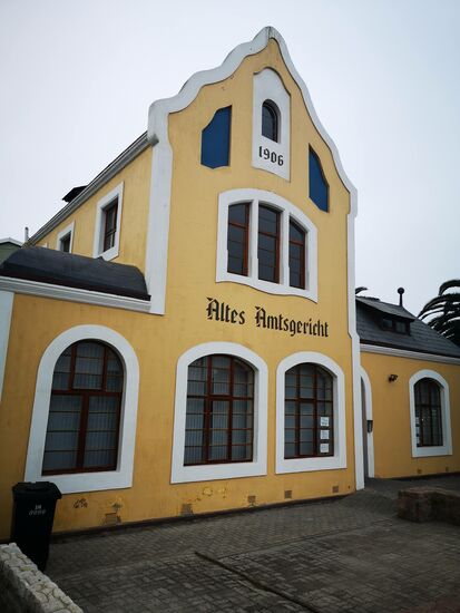 Das alte Amtsgericht ist eines der beliebtesten Fotomotive der Stadt. Ursprünglich als Schule mit Lehrerwohnung gedacht, wurde der Bau aus finanziellen Gründen zum Bezirksgericht mit Richterwohnung umdeklariert.