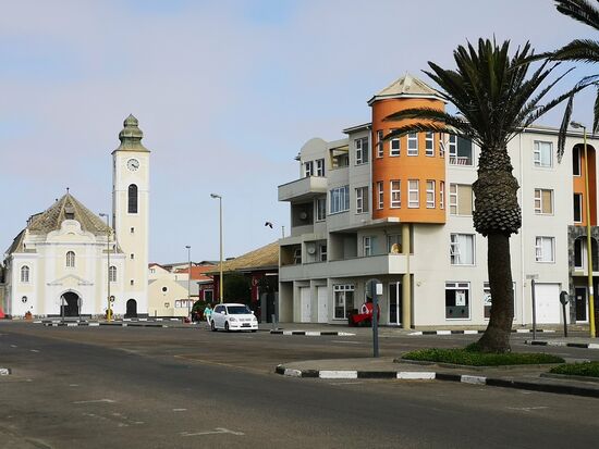 Die deutsch evanglisch-lutherische Kirche in der Stadt. Bunt wie die Kirchenfenster, so ist die 600 Mitglieder umfassende Gemeinde, zu der auch die Städte Walvis Bay und Henties Bay südlich und nördlich von Swakopmund gehören.