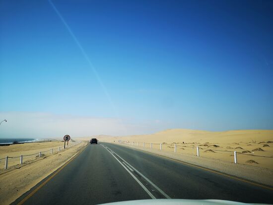 Kaum haben wir die Swakopmund verlassen, beginnt die Wüste. Noch ist die Straße gut zu befahren, und es herrscht kaum Verkehr.