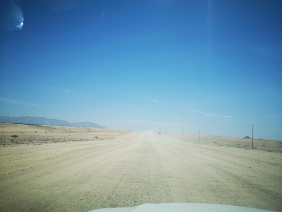 Doch kaum biegen wir vom Atlantik ins Landesinnere, erwartet uns Schotter, und wir ziehen dicke Sandwolken hinter uns her.