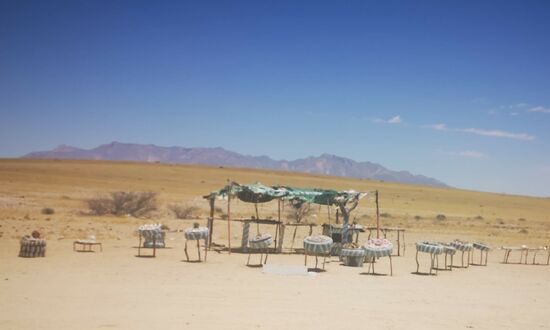 Einheimische bieten am Straßenrand "Kunst" aus Steinen und Mineralien an.