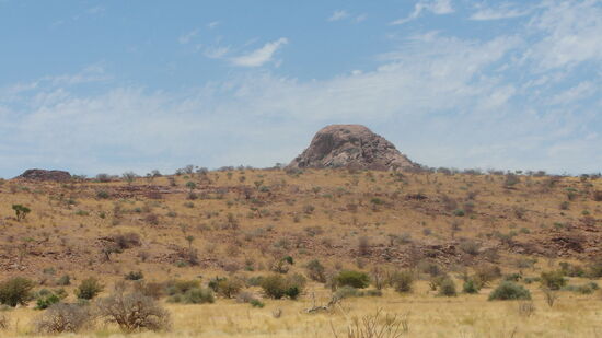 Bergketten zeigen sich am Horizont.