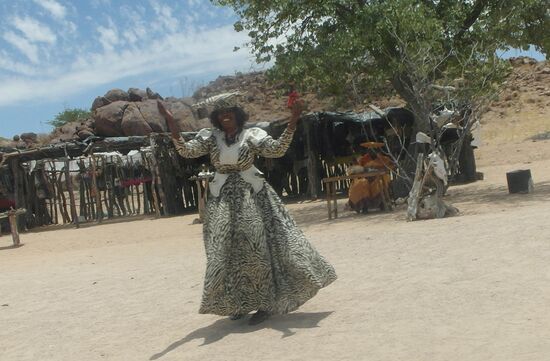 Herero-Dame in traditioneller Kleidung.