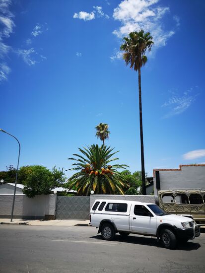Auf dem Weg nach Etoscha machen wir kurz Halt in Outjo und decken uns im Spar Supermarkt für unseren Safaritag im Etoscha Nationalpark ein. 
Die Stadt auf 1200 Meter Höhe wurde 1889 als Stützpunkt der deutschen Schutztruppe gegründet.