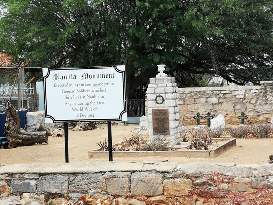1914 eroberte Major Franke die einstige portugiesische Festung Naulila und trieb die Portugiesen nach Angola. 13 deutsche Soldaten verloren u.a. ihr Leben. 1933, unter südafrikanischer Mandatsherrschaft, wurde das Denkmal an die deutschen "Patrioten" errichtet und steht immer noch gut gepflegt inmitten von Outjo.
