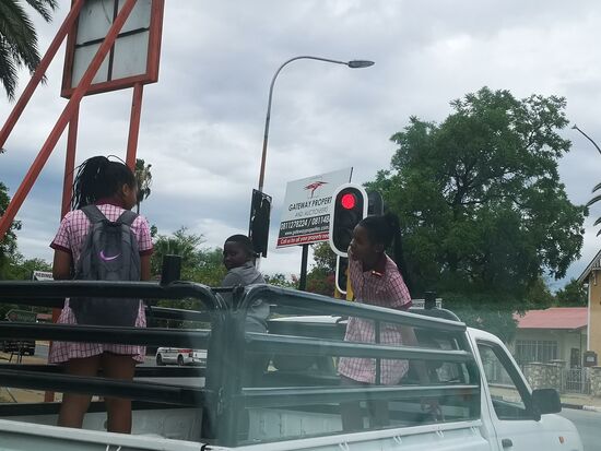 Namibia ist ein Autofahererland. Alles und viel wird in großen Pickups transportiert. Öffentlichen Nahverkehr gibt es nicht. In den Städten und Umgebung übernehmen oft Taxen den Transport.