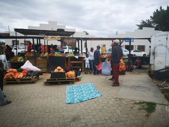 Neben den Einkaufszentren füllen Marktstände mit reichhaltigem Angebot von Gemüse und Früchten die Straßen in den Innenstädten.