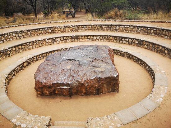 Wunderbar touristisch aufbereitet der 80 tausend Jahre alte Meteorit.