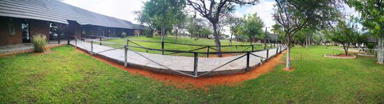 Links ist das Haupthaus mit Speise- und Aufenthaltsräumen, rechts geht es zu den Chalets.