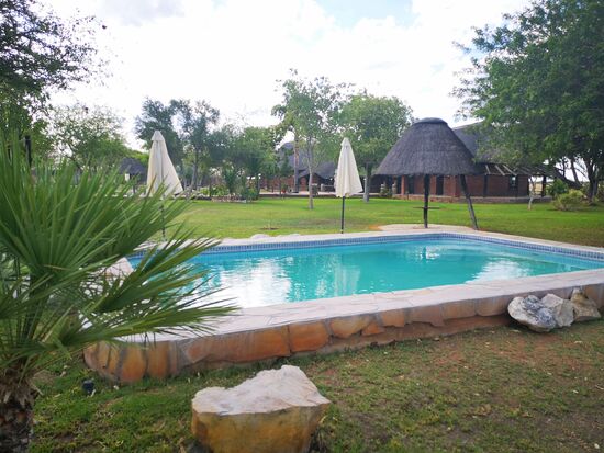 Ein kleiner Pool lädt zum Erfrischen nach langen Fahrten ein.