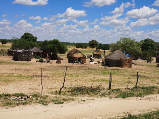Typische Dorfstruktur mit den Rundstrohhütten.
