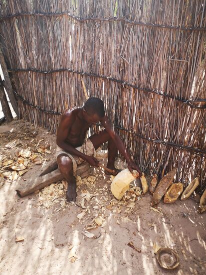 Holzschnitzerei ist sehr verbreitet in der Region. Hier werden Behältnisse für den Haushalt hergestellt.