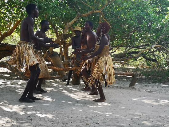 Nach der ausführlichen Führung versammelten sich Jung und Alt, Mann und Frau zum Tanz für uns.