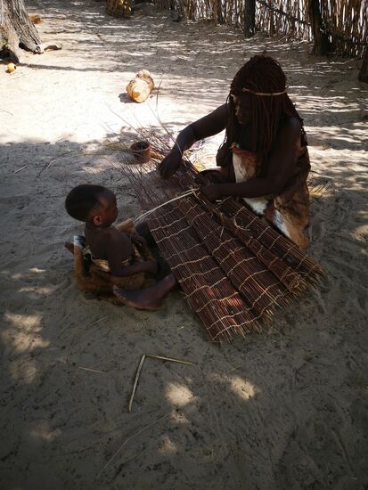 Beim Netzeherstellen für den Fischfang.