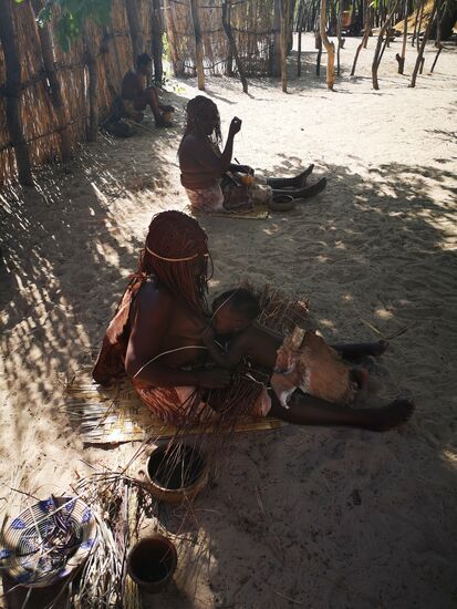 Aber das ist so anstrengend, jetzt muss sich der Kleine erst einmal an Mamas Brust stärken.