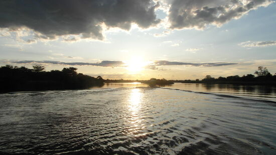 Auf der Rückfahrt bot der Okavango einen herrlichen Blick auf die untergehende Sonne.