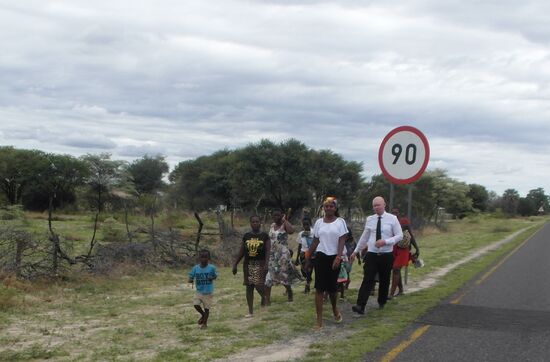 Und hier scheint der Pfarrer mitzulaufen.