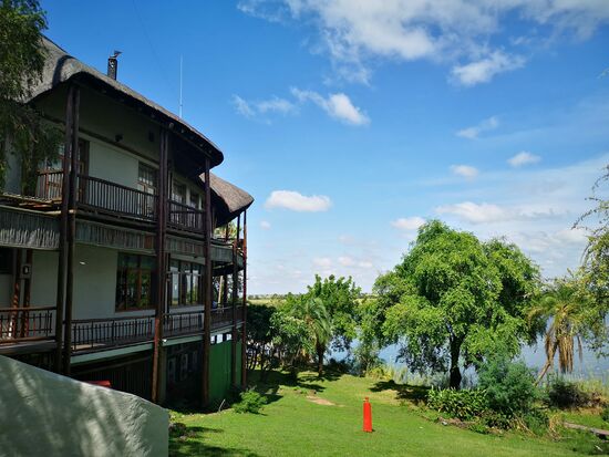 Der Blick von unserem Balkon auf den Fluss und