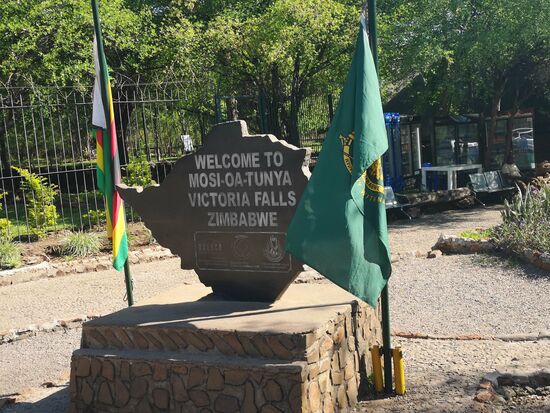 Am Eingang des Nationalparks. Während sich vor dem Eingang Zig Verkaufsstände mit vielem, auch sehr schönem lokalem Kunsthandwerk befinden, deren Eigentümer lautstark und sehr nachhaltig ihre Ware anpreisen und versuchen, an den Mann zu bringen, ist es im Park wohltuend ruhig. Nur wenige Stände bieten kühle Getränke an.