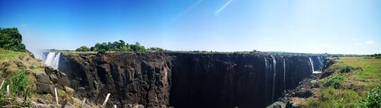 Massiv wirkt das Gestein in der Trockenzeit. Kaum vorstellbar, dass in wenigen Wochen dieses Massiv vollständig von den Wassermassen bedeckt ist.