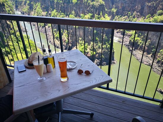 Ausruhen und Entspannen nach dem Marsch auf dem Balkon des  "Lookout Café". Uns bietet sich ein herrlicher Blick auf die Schluchten.