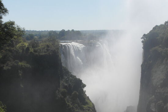 Tosend braust das Wasser hinunter in die Schlucht. Die Gicht führt zu teilweise heftigen Regenschauer entlang des Weges.