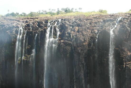 Je weiter der Weg in Richtung Osten ging, um so trockener wurde das Steinmassiv. Vergleichsweise nur noch Rinnsale schlängelten sich durch das zerklüftete Gestein. Zur Regenzeit wird der Sambesis das gesamte Steinmassiv mit Wasser überfluten.