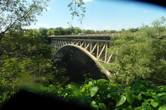 Mit der Aussicht auf die Brücke über die Schlucht, die nach Sambia führt, endet unsere Tour.