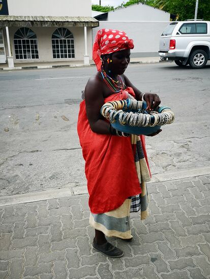 Die Frauen treffen wir zumeist in leuchtend farbigen Kleidern an.