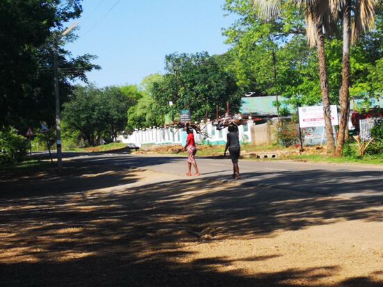 Und es sind die Frauen, die wir morgens auf dem Weg zur Arbeit treffen, die die schweren Lasten tragen, die sich um die Familie und Kinder kümmern. Aber gern fotografieren ließen sie sich nicht mit ihrem umfangreichen Gepäck auf dem Kopf. Ich kann sie sehr gut verstehen.