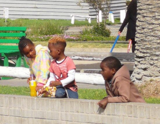 Die Kinder haben es uns besonders angetan. Hier an der Strandpromenade in Swakopmund.