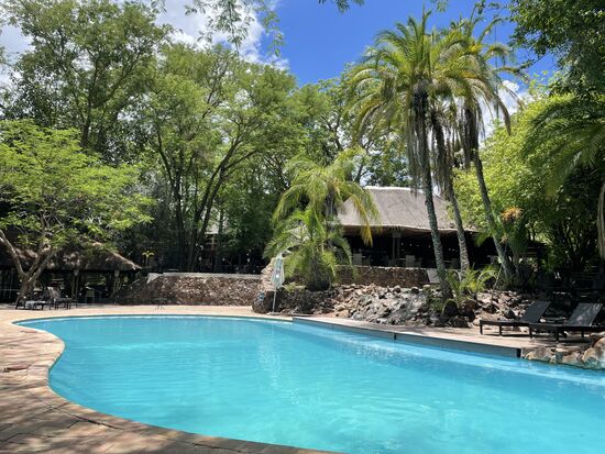 Der Pool in unserer letzten Lodge, in dem sich die Hitze von Simbabwe aushalten ließ.
