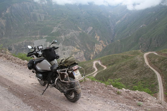 Schotterserpentinen schlängeln sich den Canyon an beiden Seiten des Tals bergauf und bergab.