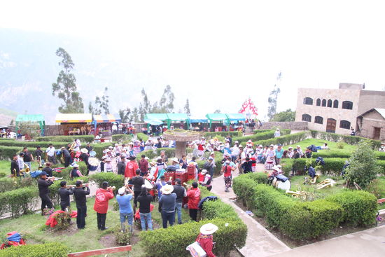 Volksfest mit bunten trachten, guter Musik und ausgelassener Fröhlichkeit.