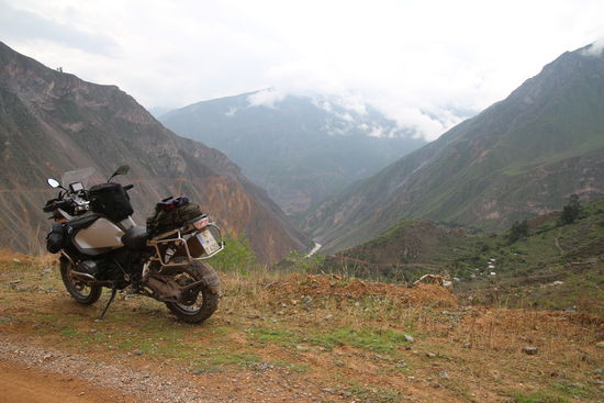 Blick ins Tal, im Hintergrund Schneebedeckte Gipfel.