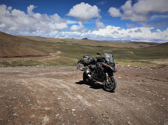 Wunderschöner Fahrtbeginn mit beeindruckender Landschaft und hier noch guten Straßenverhältnissen.