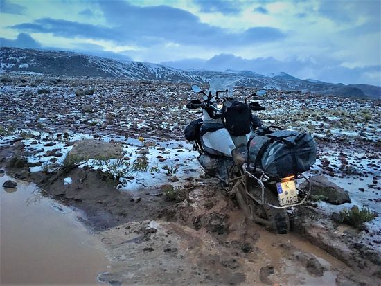 Hier stecke ich bei Dämmerung und 2 Grad über Null auf knapp 5000 Meter Höhe im Schlamm fest.