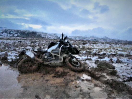 Hier habe ich das Motorrad bereits zur Seite gelegt und um 120 Grad gedreht. Anschl. wurde es wieder aufgerichtet und aus dem Schlamm befördert.