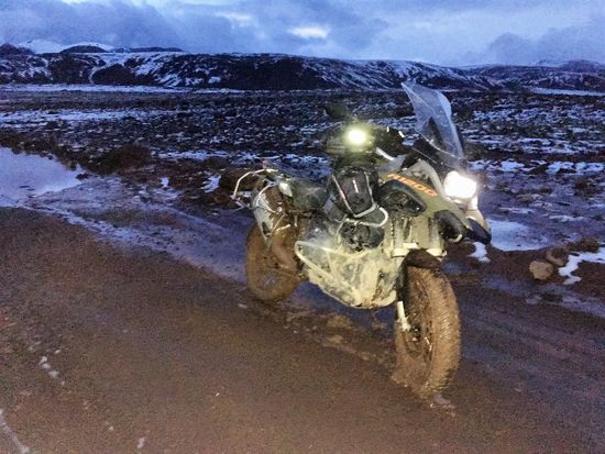 Endlich, das Motorrad ist wieder frei, jetzt nur noch das Gepäck auftakeln und dann nichts wie weg hier...