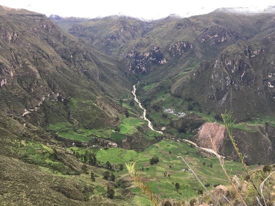 Blick vom Gipfel des Berges in Teile des Canyon während unsere Wanderung.