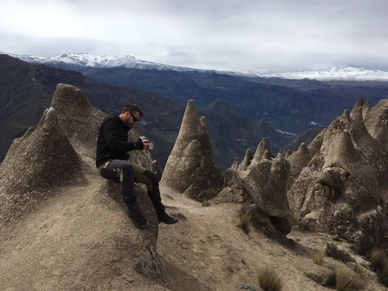 Bizarre Felsformationen und Rumverkostung zu Ehren des Gipfels.
