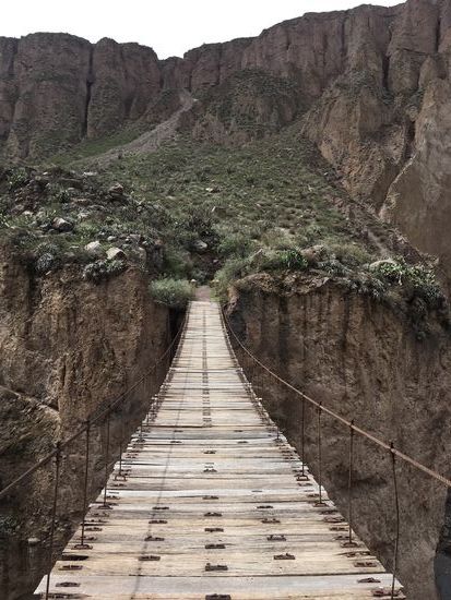 Hängebrücke fußläufig von Cotahuasi.