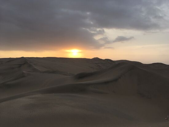 Tausend und eine Nacht in Südamerika, der Sonnenuntergang in den riesigen Sanddünen von Huacachina...