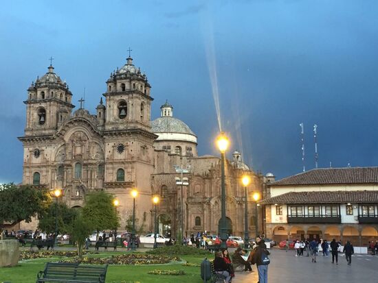 Plaza de Armas bei einbrechender Dunkelheit. Der Plaza de Armas ist die Herzkammer Cuscos und zugleich Tummelort zahlreicher Touristenfänger.