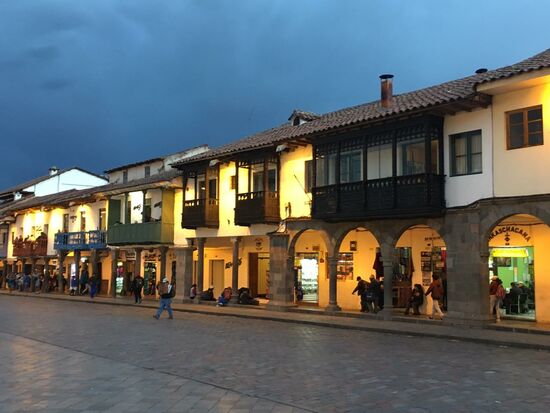Koloniale Altbauten mit hölzernen Balkonen rund um das Herz Cuscos, den Plaza de Armas.