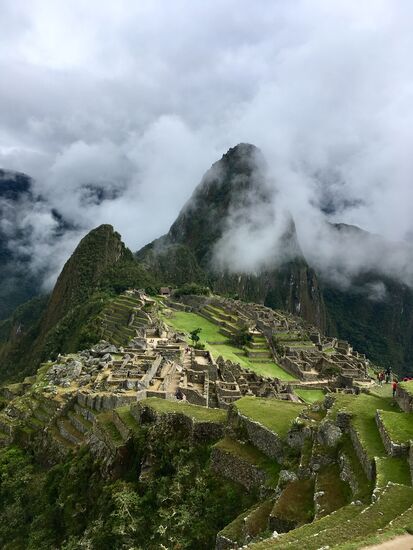 Der klassische Blick auf Machu Picchu. Im Hintergrund gut zu erkennen der zuckerhutförmigen Berg Waynapicchu.